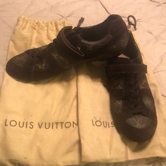 I’m selling my 2011 Louis Vuitton shoes - Picture 5 of 8